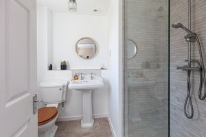 40 Linden Park_En Suite - click for photo gallery